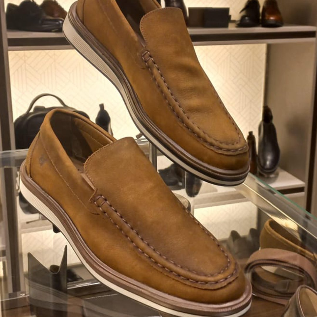 Mocassim casual em couro nobuck com forração